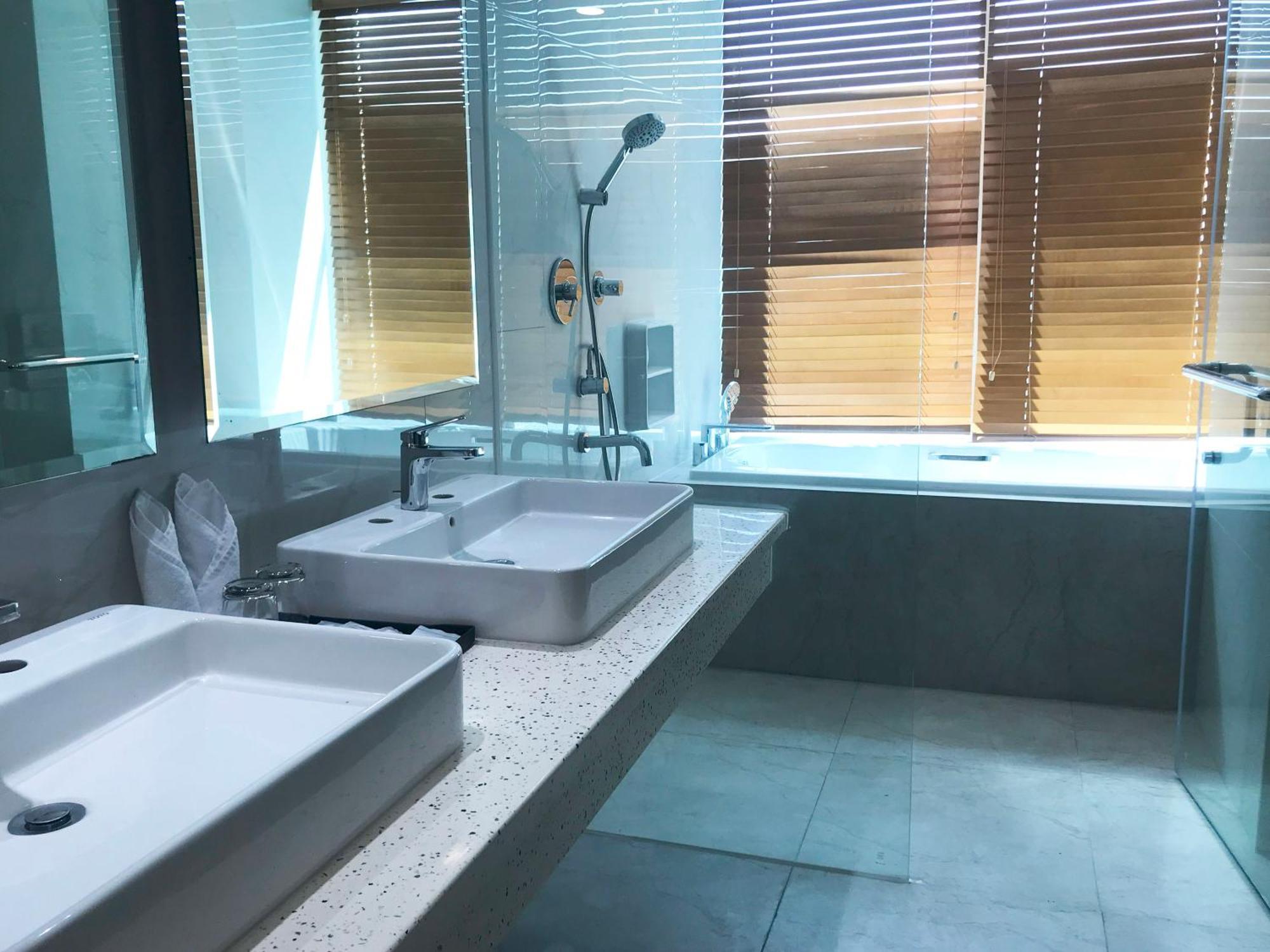Labersa Hotel & Convention Center Samosir Sinapuran Екстериор снимка