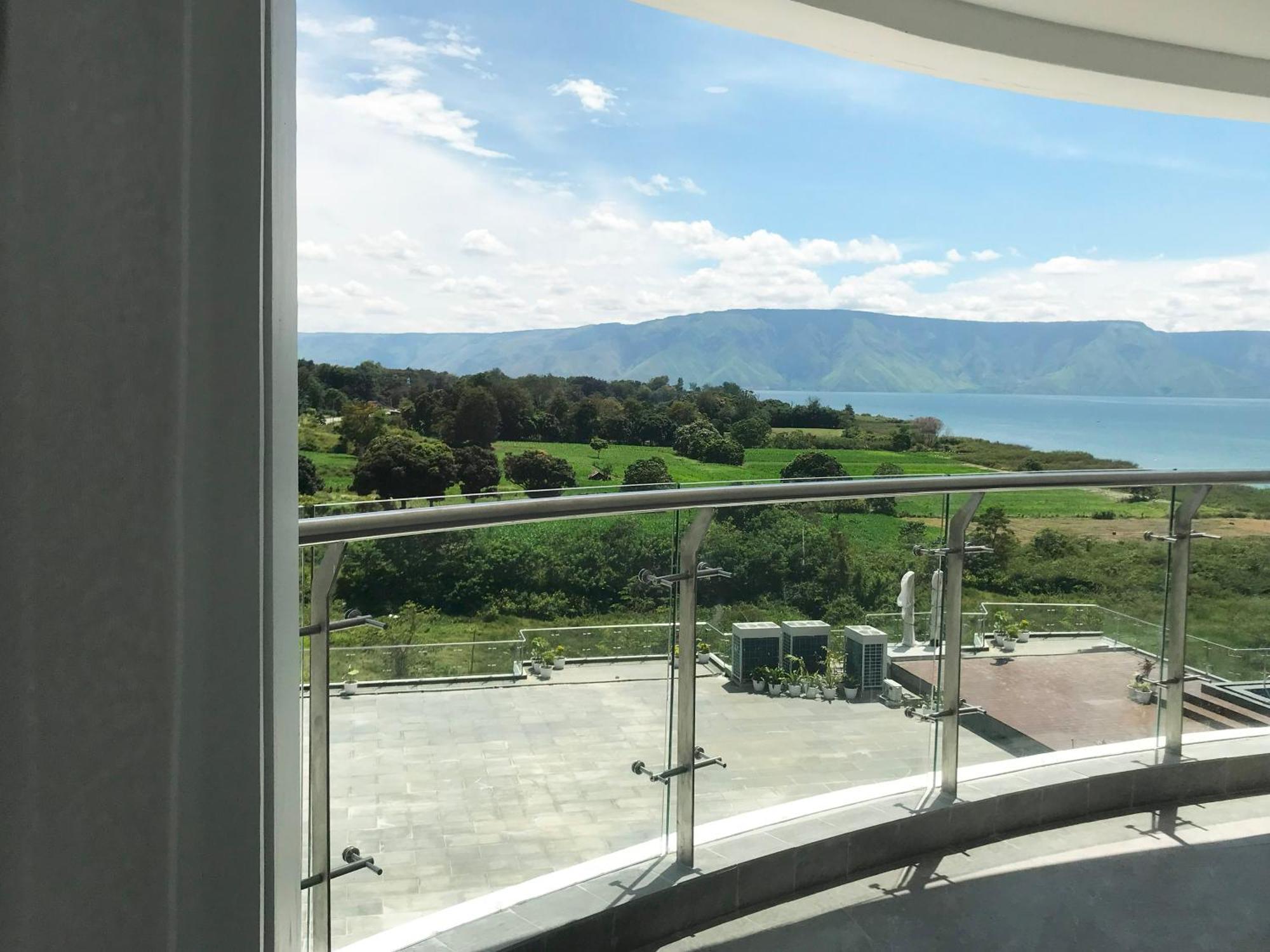 Labersa Hotel & Convention Center Samosir Sinapuran Екстериор снимка