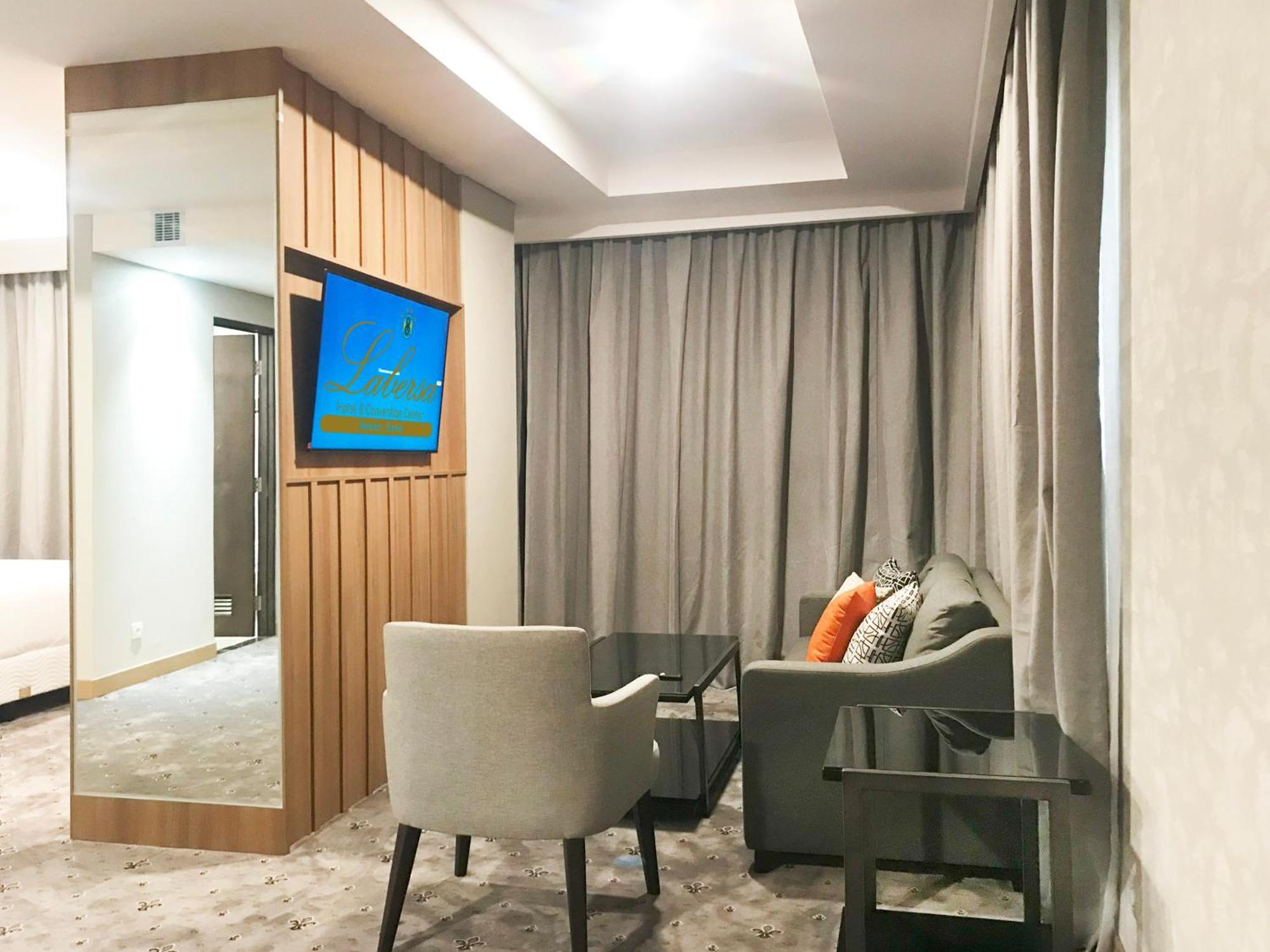 Labersa Hotel & Convention Center Samosir Sinapuran Екстериор снимка