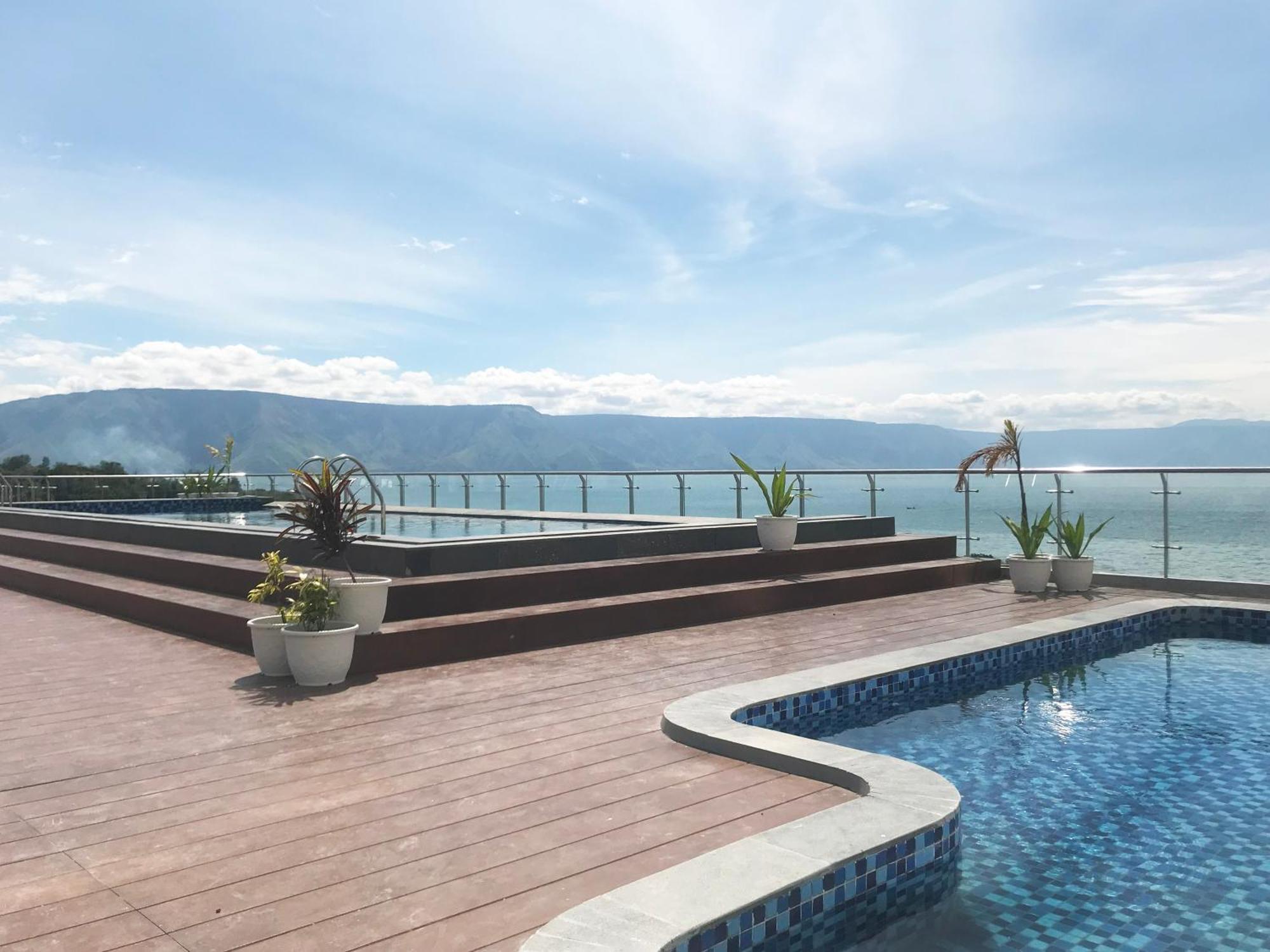 Labersa Hotel & Convention Center Samosir Sinapuran Екстериор снимка