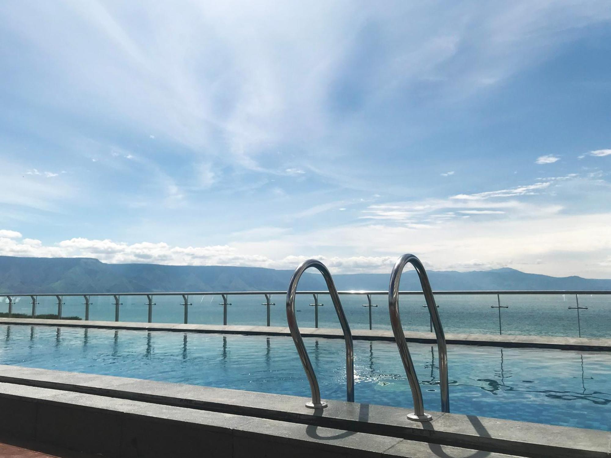 Labersa Hotel & Convention Center Samosir Sinapuran Екстериор снимка